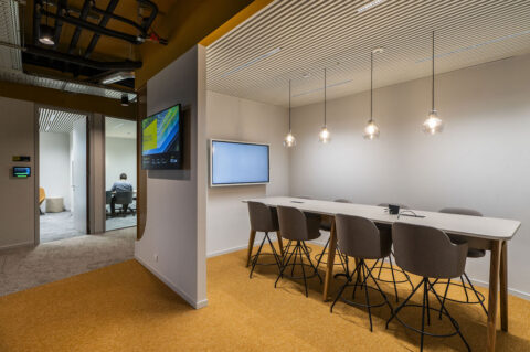 EY - Meetingroom 8 pers. and digital signage
