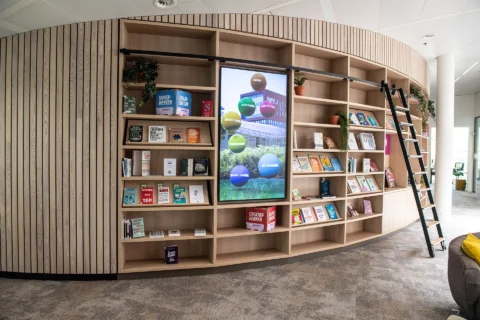 Avans - Digital signage in bookcase